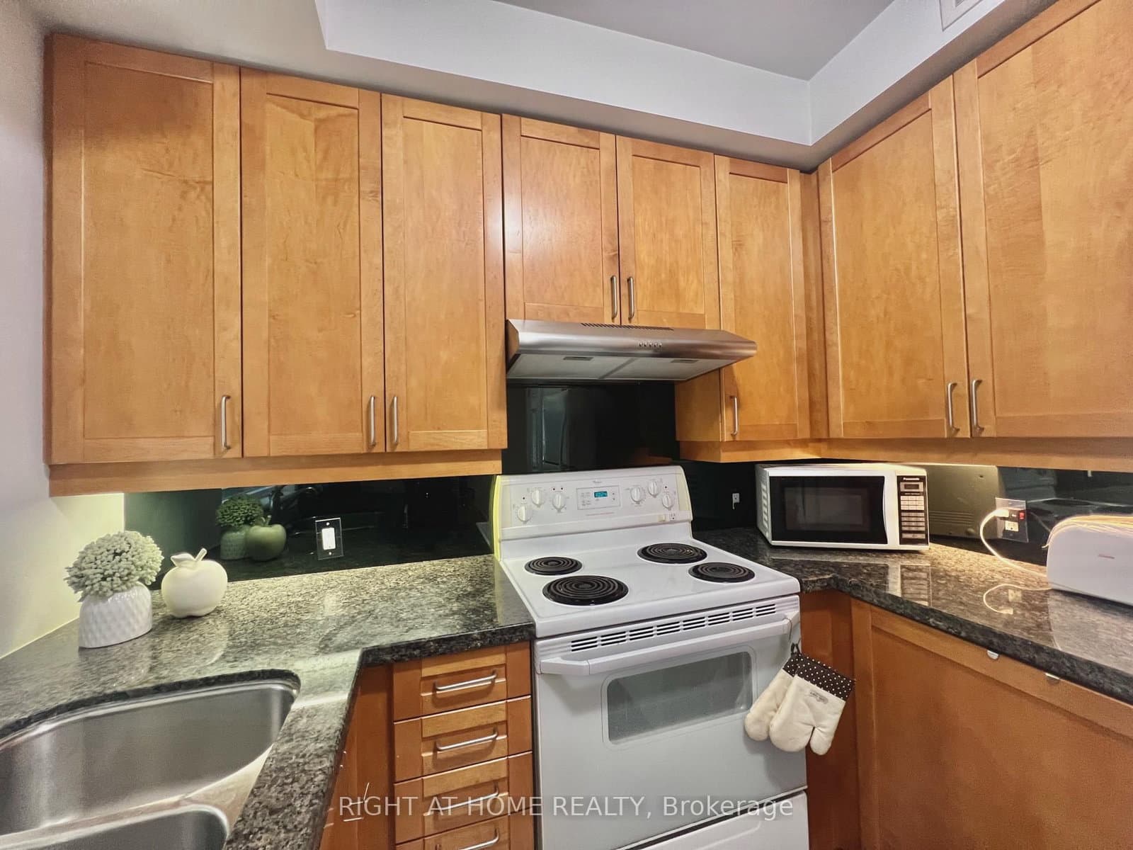 55 Bloor Street E, Unit 1702 thumbnail 16
