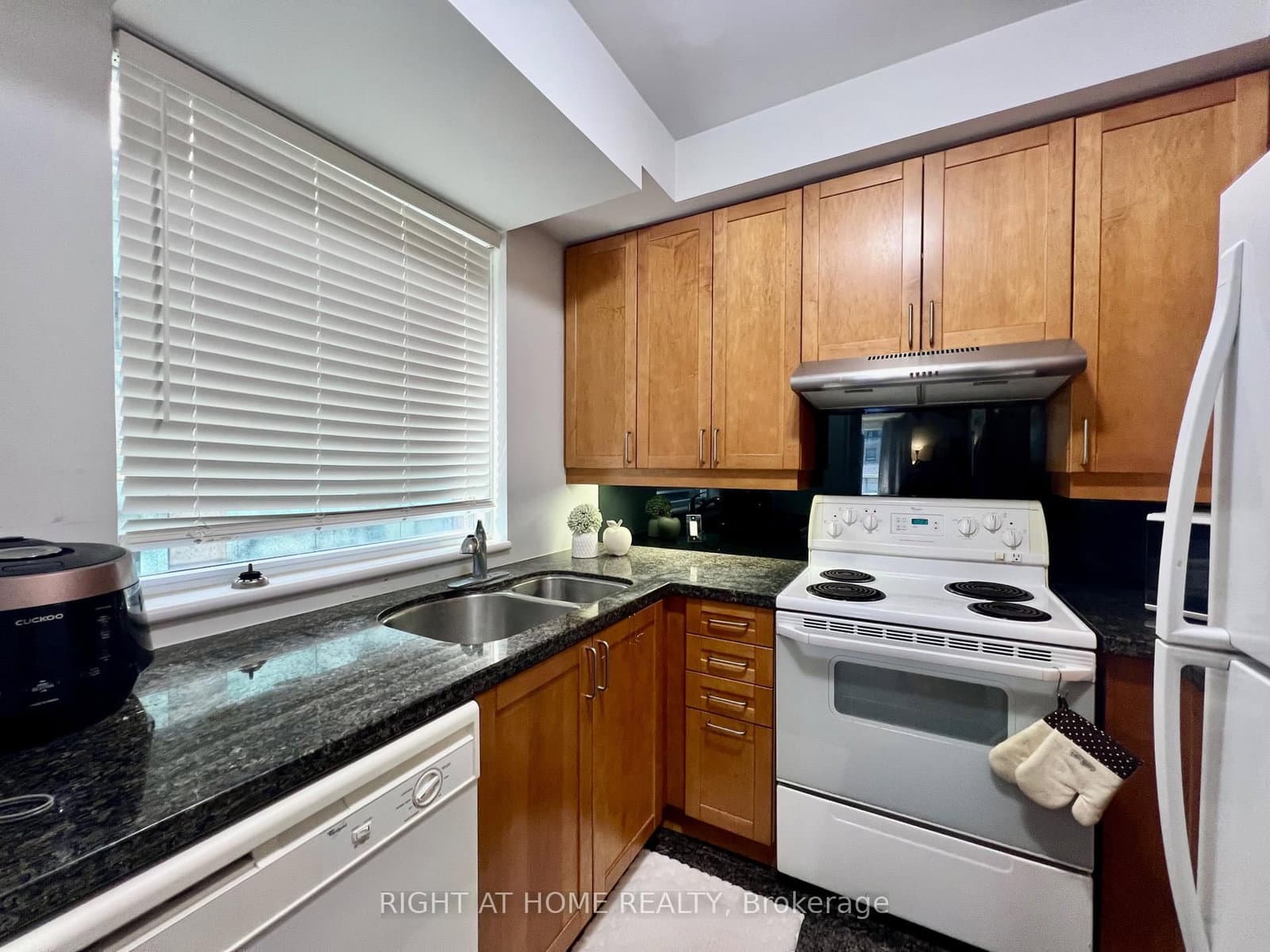 55 Bloor Street E, Unit 1702 thumbnail 17