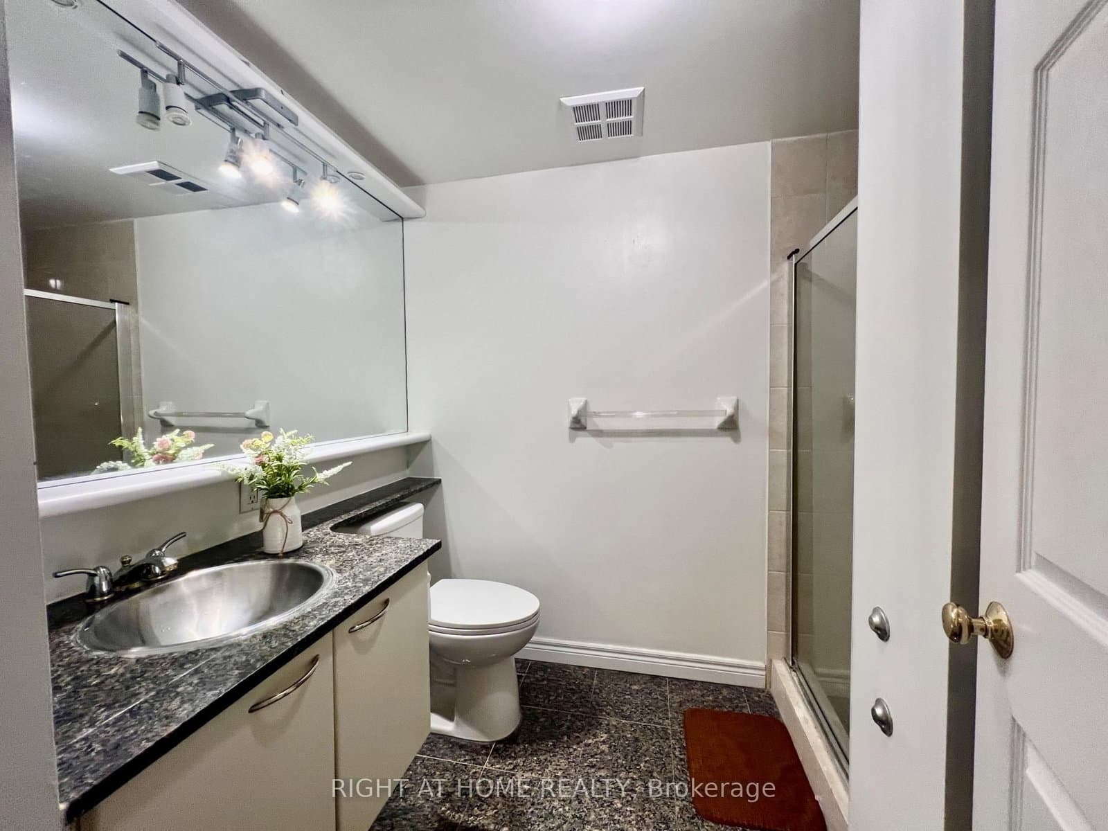 55 Bloor Street E, Unit 1702 thumbnail 19