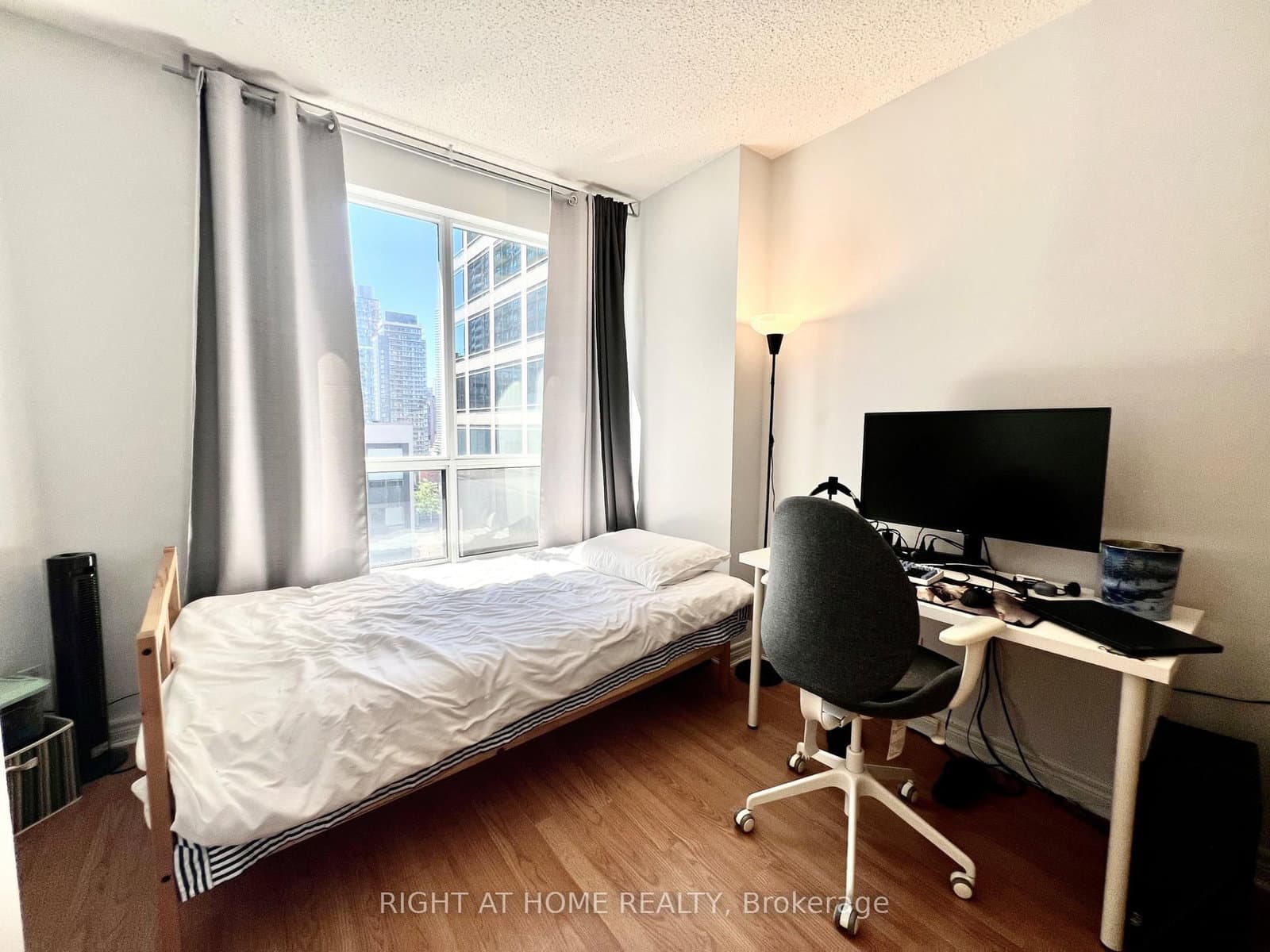 55 Bloor Street E, Unit 1702 thumbnail 9