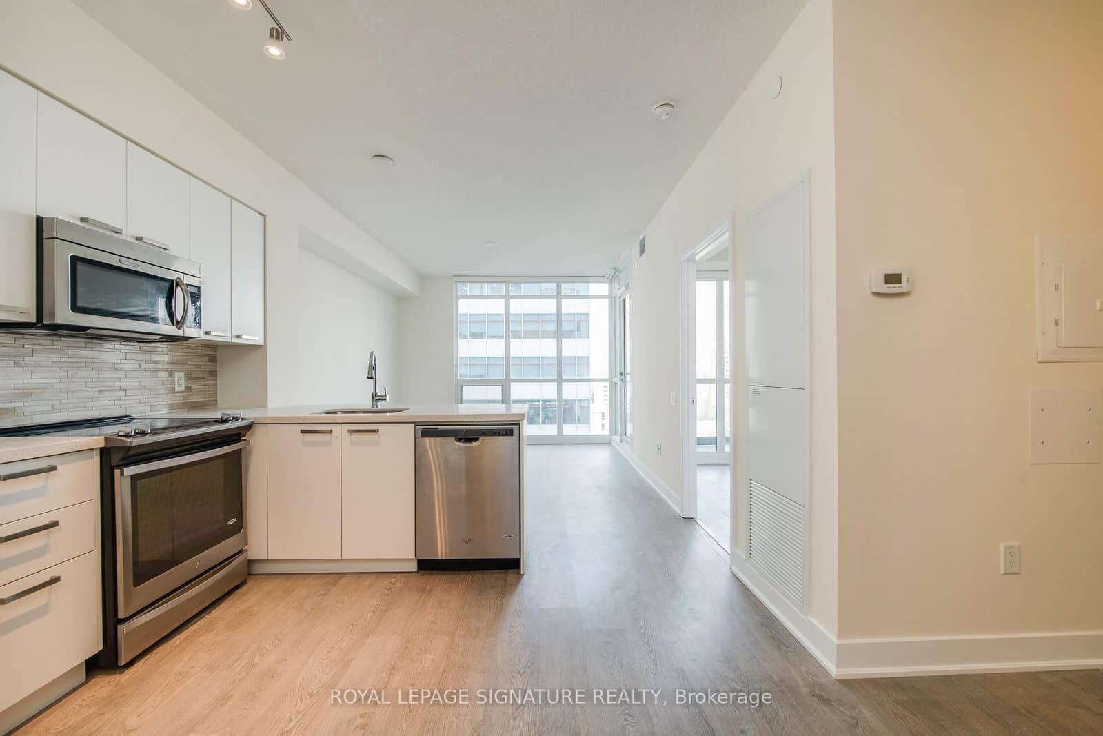 30 Roehampton Avenue, Unit 806 thumbnail 5