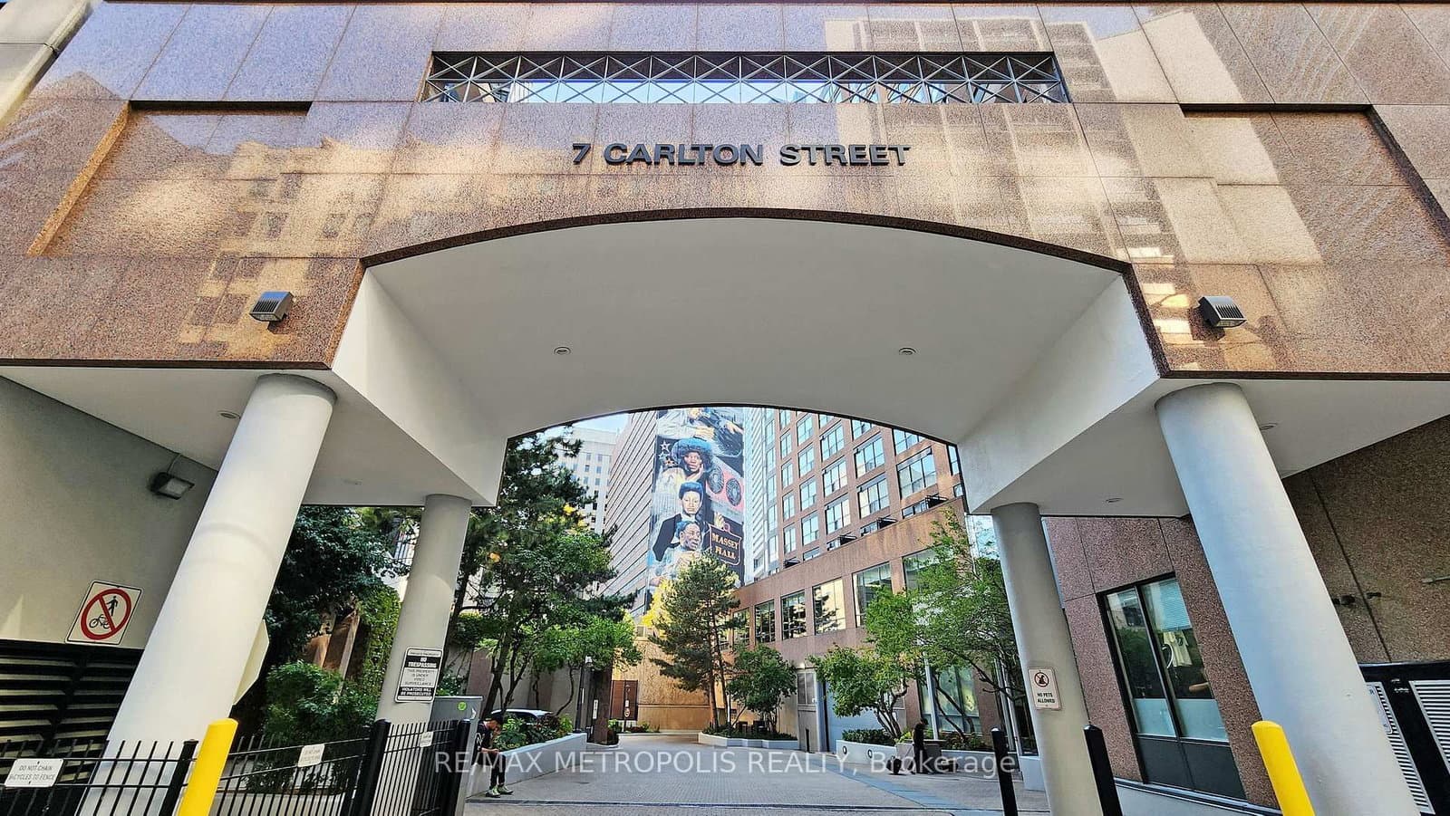 7 Carlton Street, Unit 708 thumbnail 2