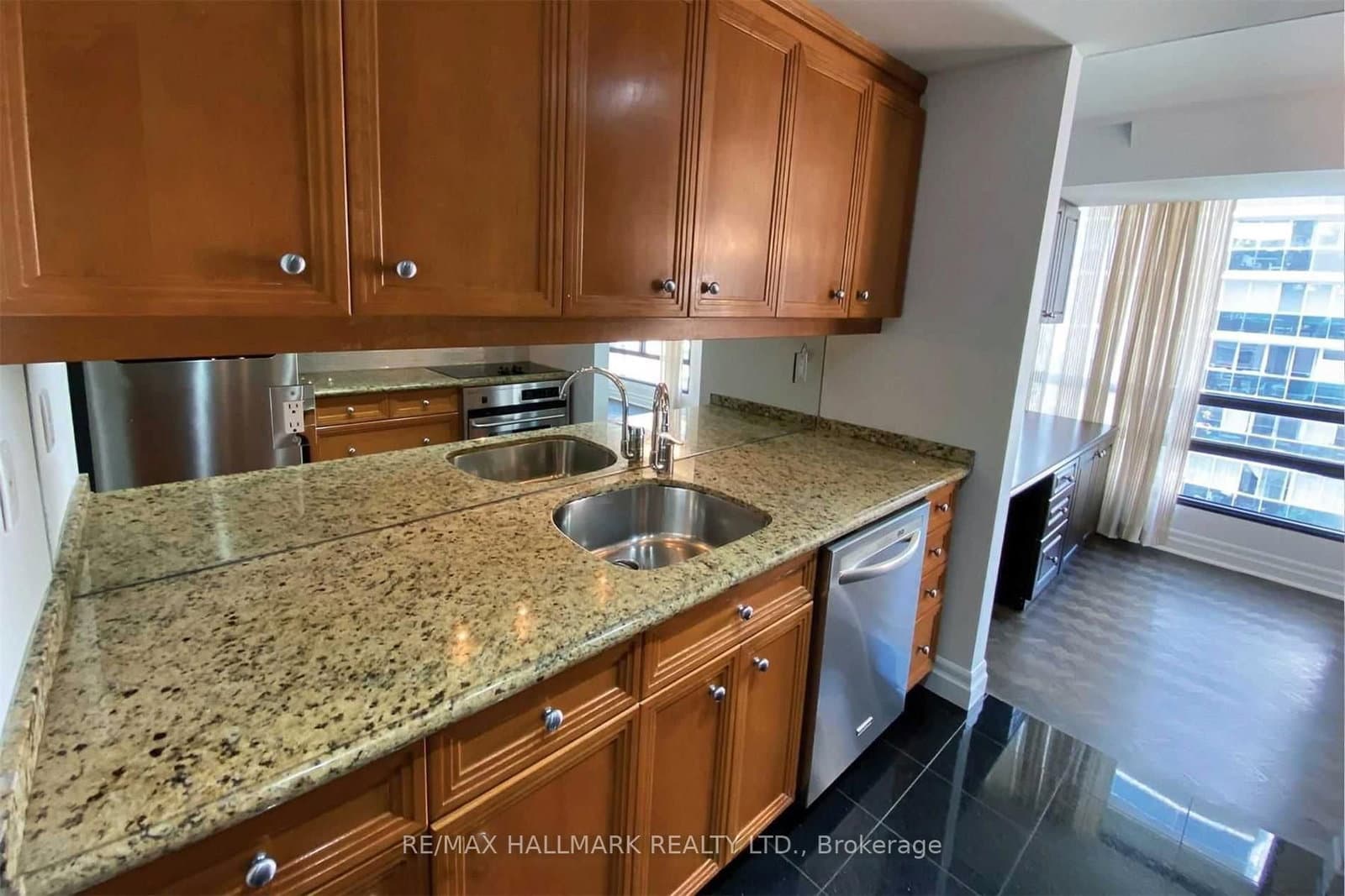 447 Walmer Road, Unit Ph10 thumbnail 6
