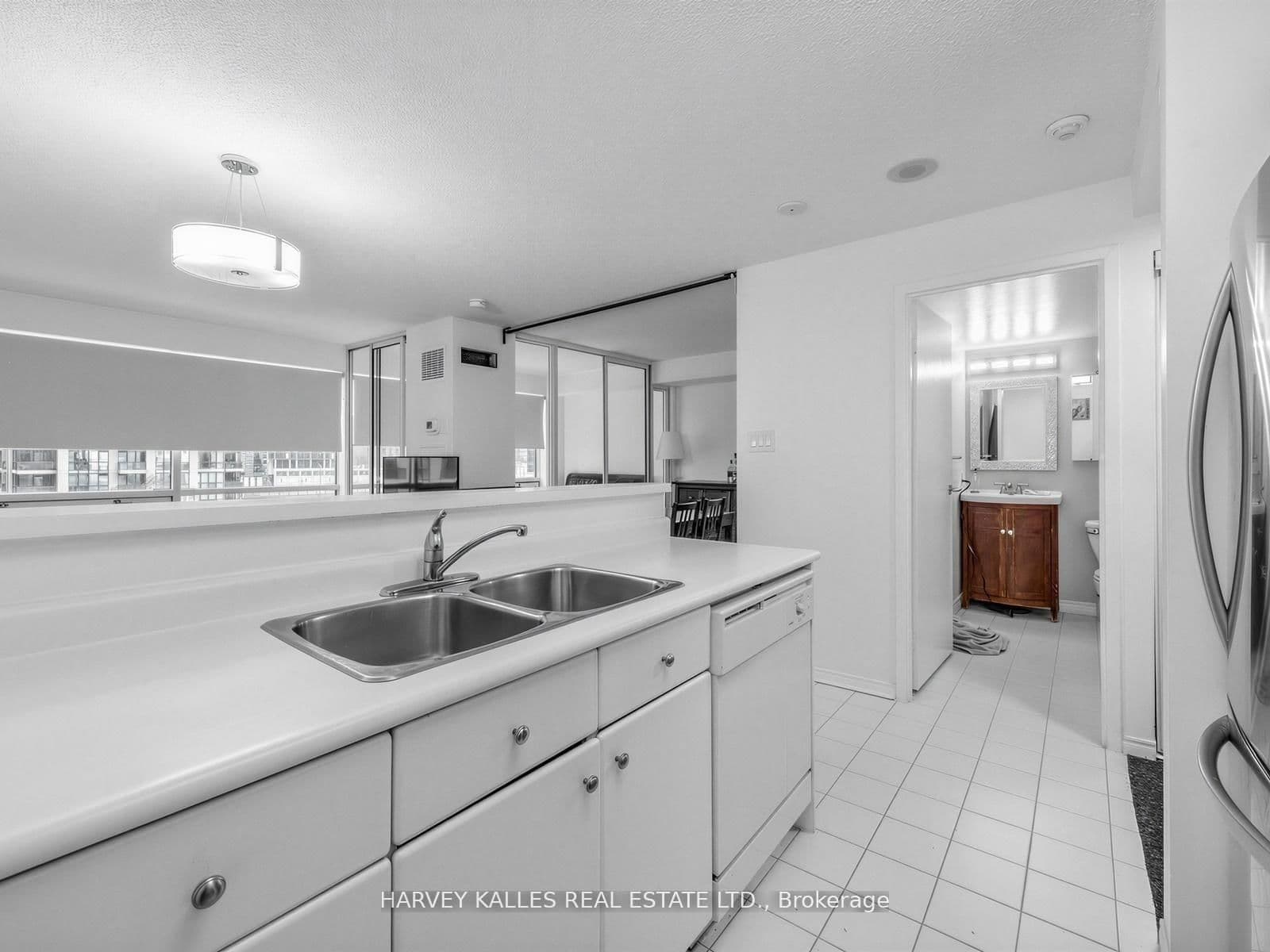 10 Yonge Street, Unit 705 thumbnail 25