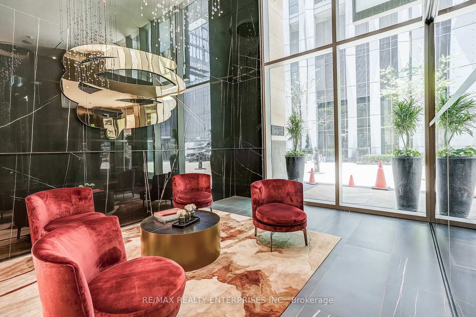11 Yorkville Avenue, Unit 2409 thumbnail 2
