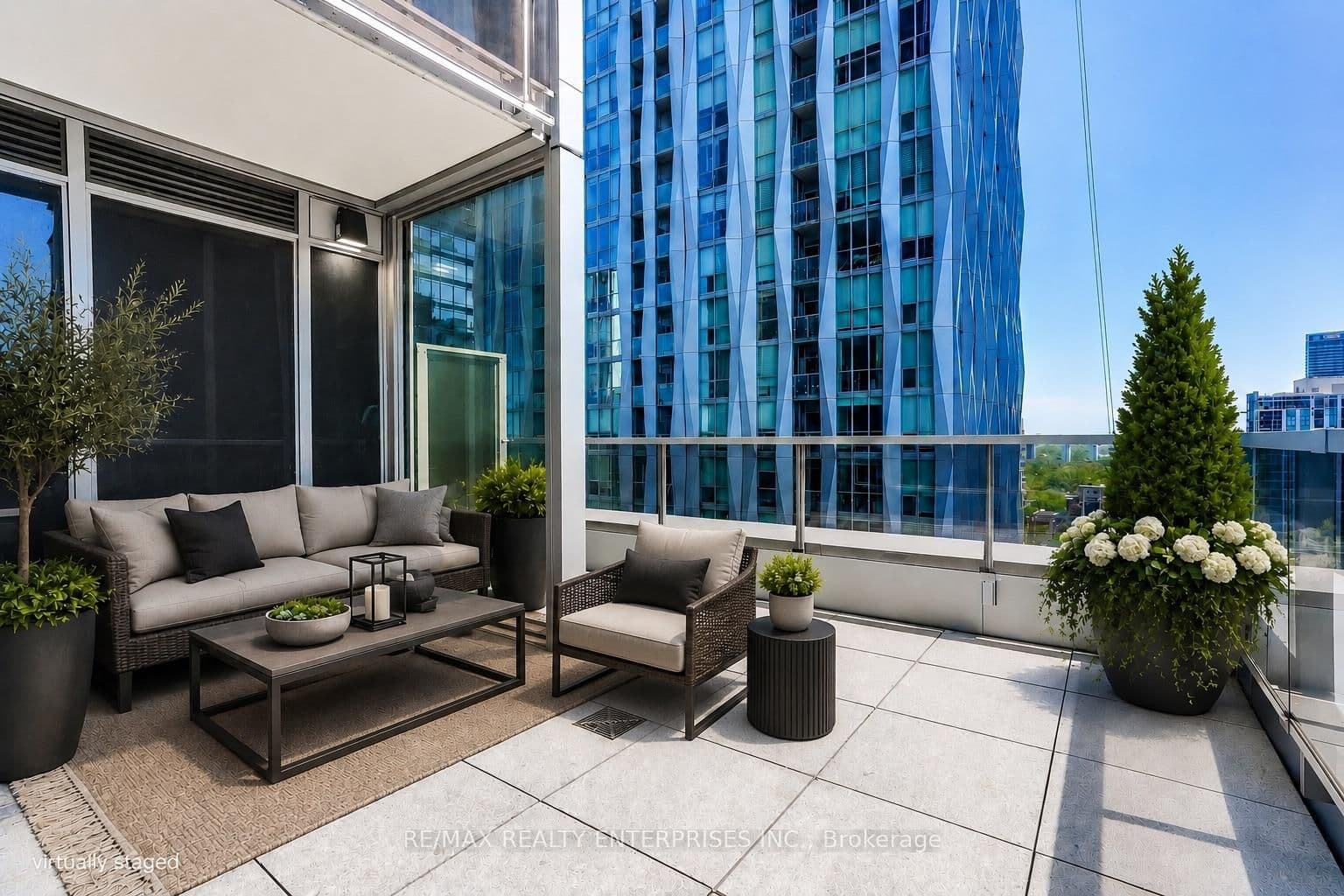 11 Yorkville Avenue, Unit 2409 thumbnail 3