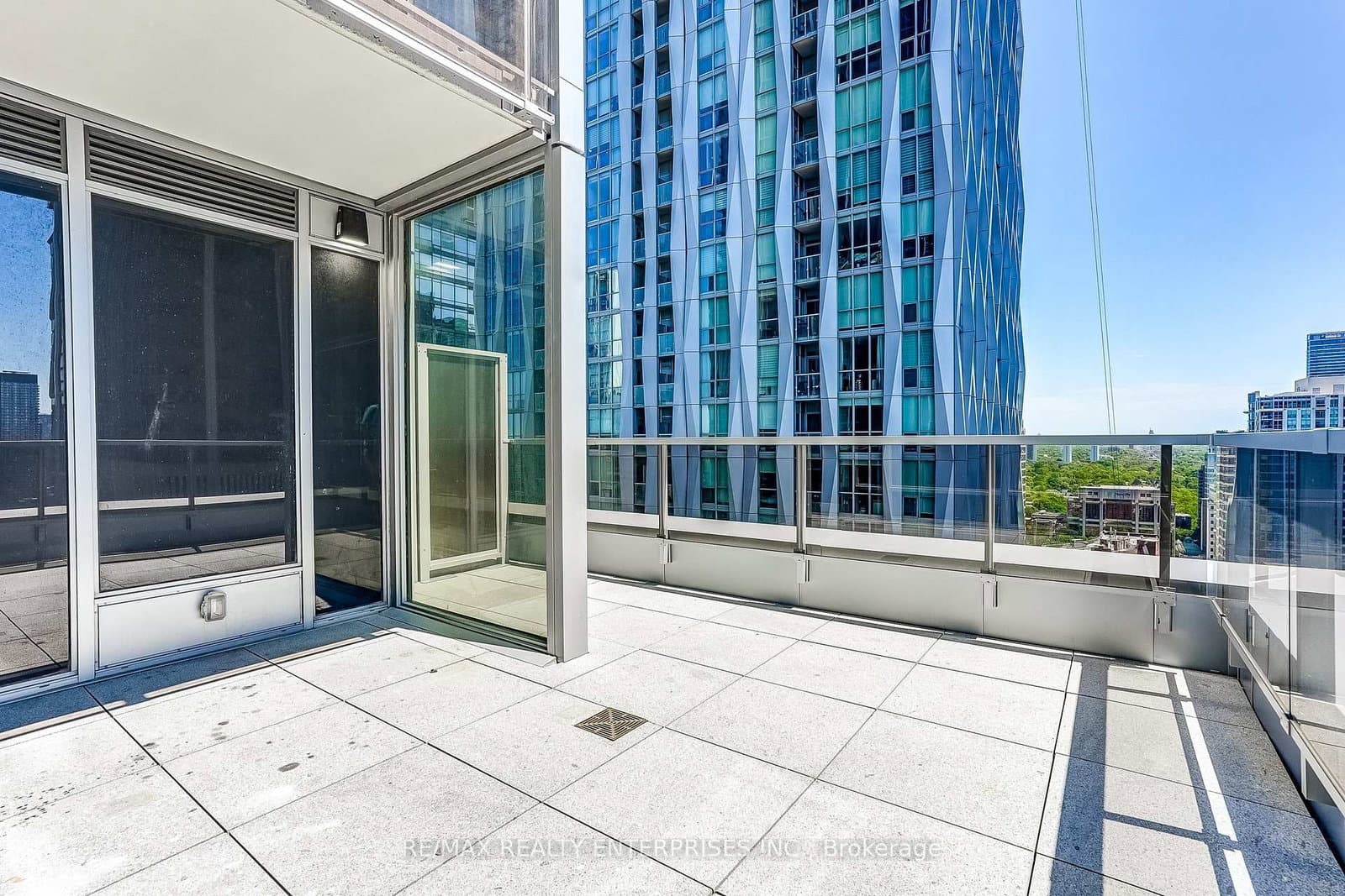 11 Yorkville Avenue, Unit 2409 thumbnail 4