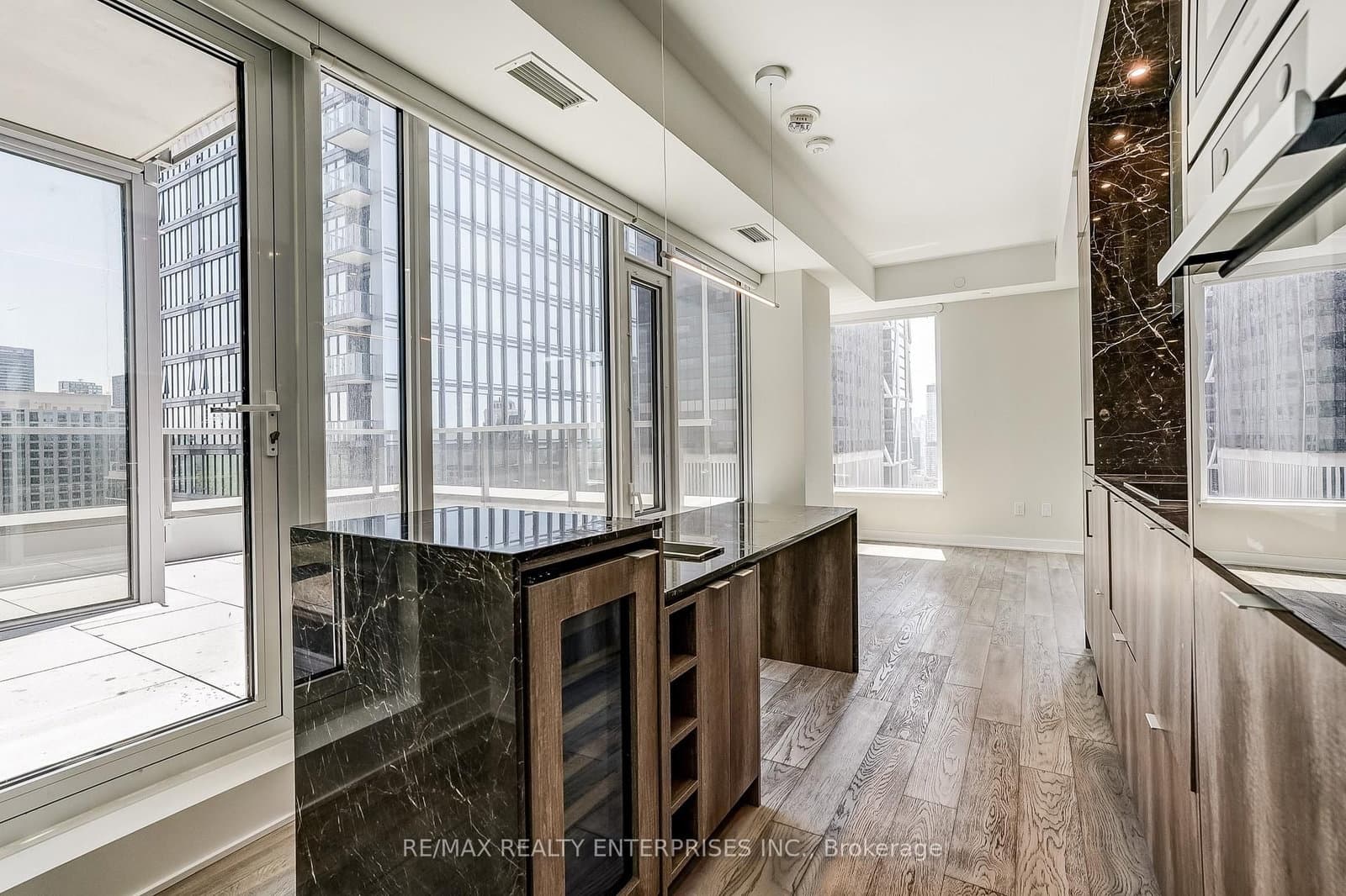 11 Yorkville Avenue, Unit 2409 thumbnail 8
