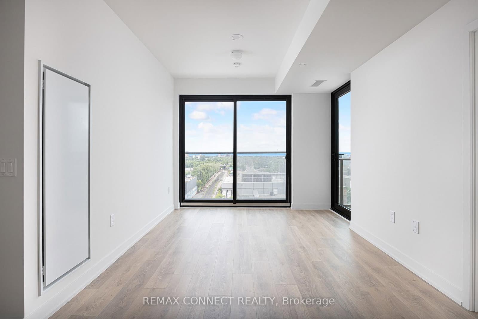 181 Sterling Road, Unit 1002 thumbnail 3