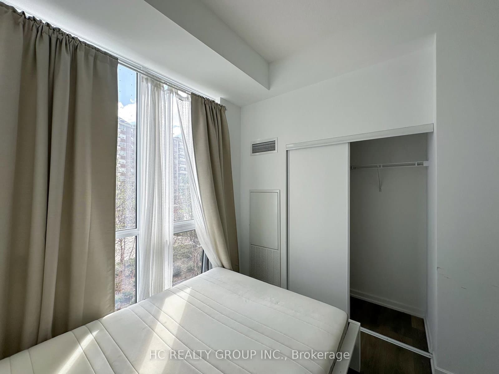 36 Forest Manor Road, Unit 203 thumbnail 8