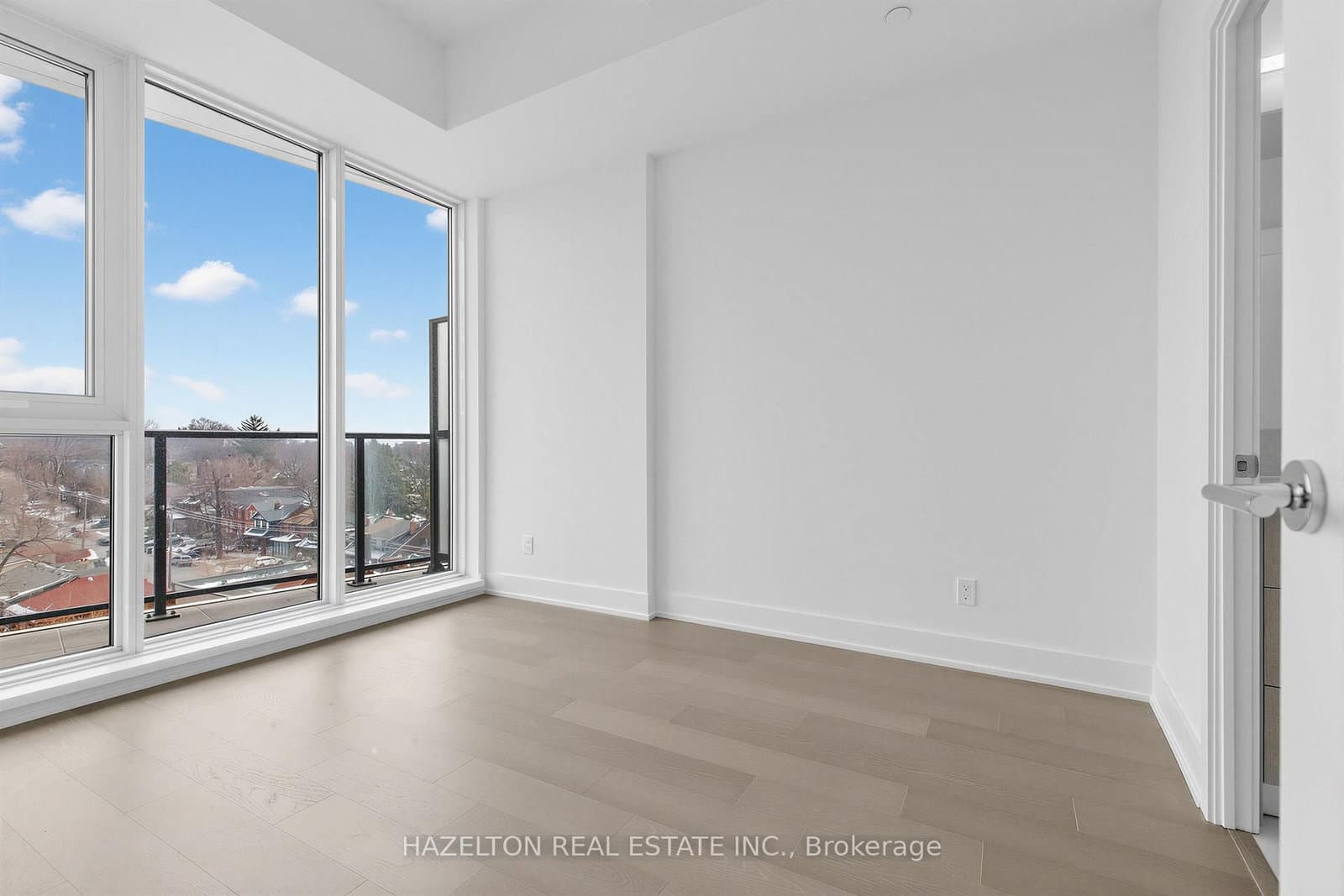 8 Manor Road W, Unit 705 thumbnail 11