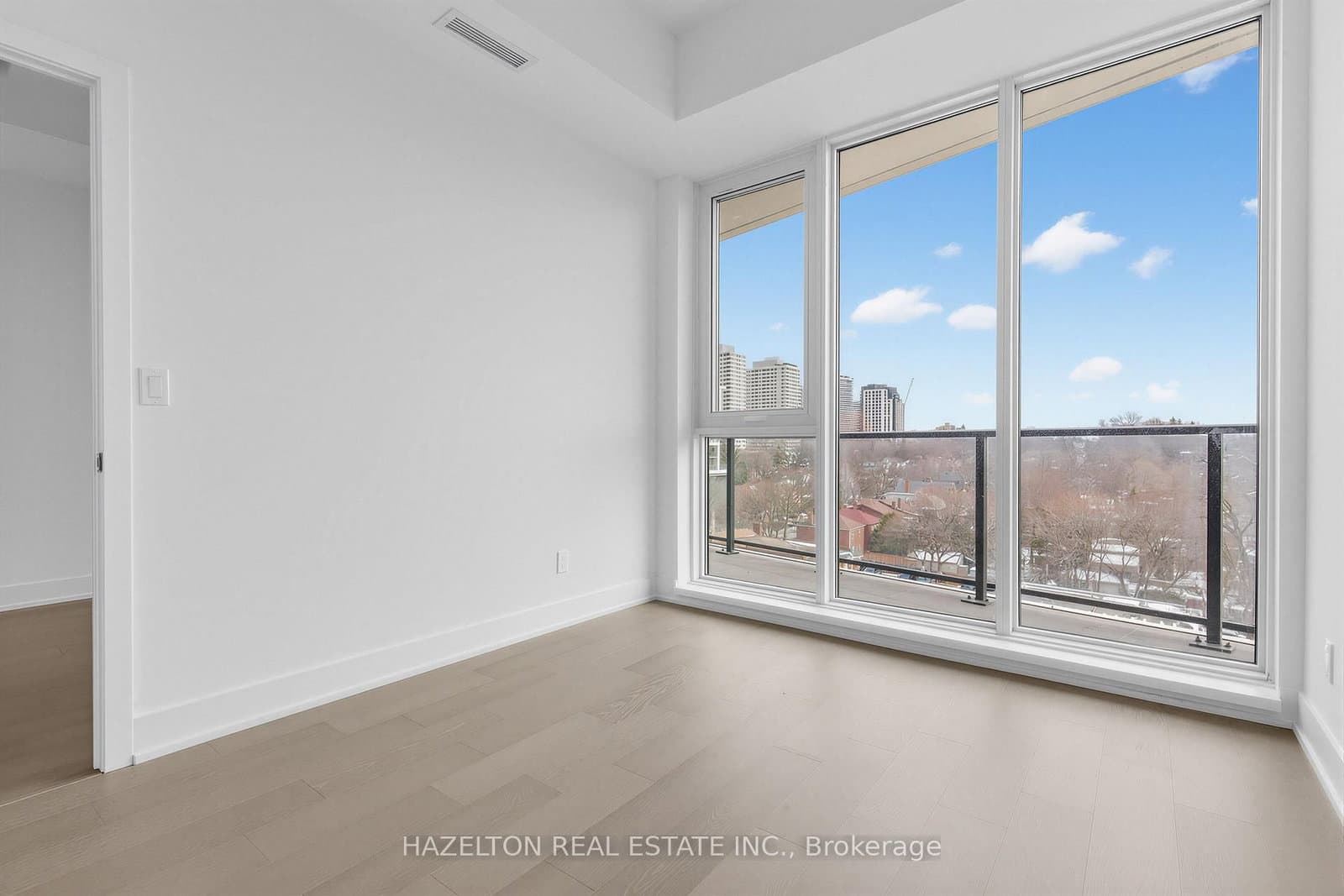 8 Manor Road W, Unit 705 thumbnail 12