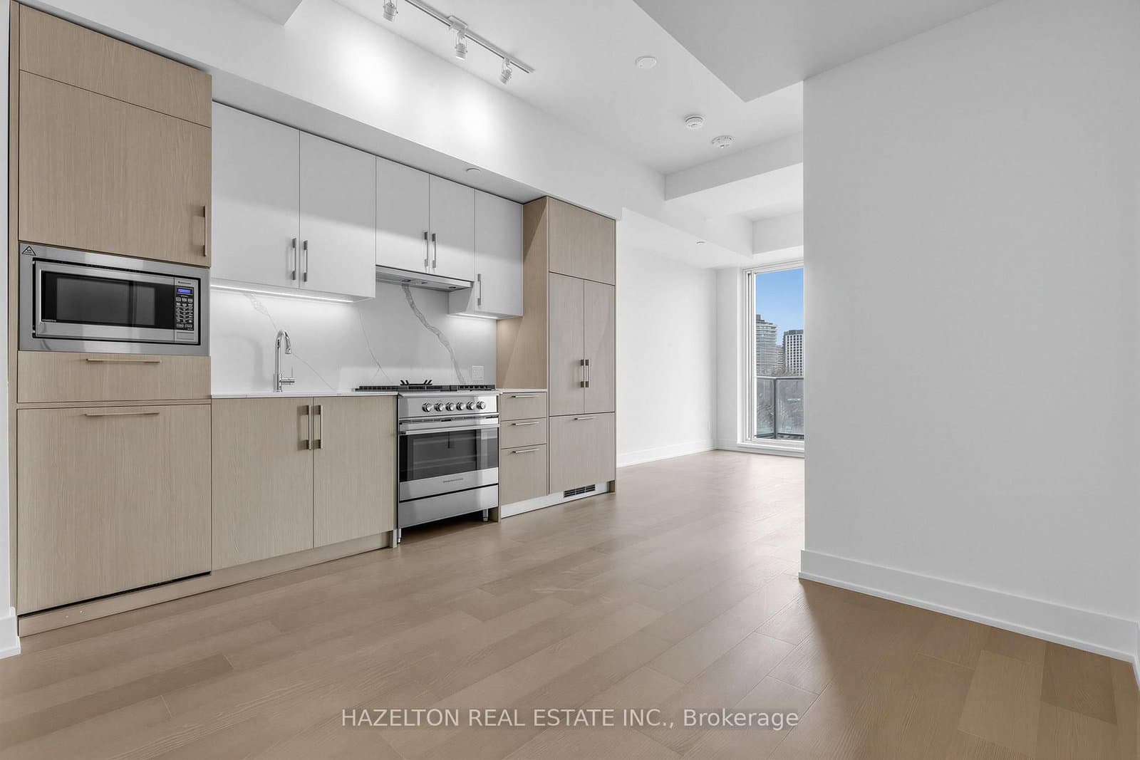8 Manor Road W, Unit 705 thumbnail 2