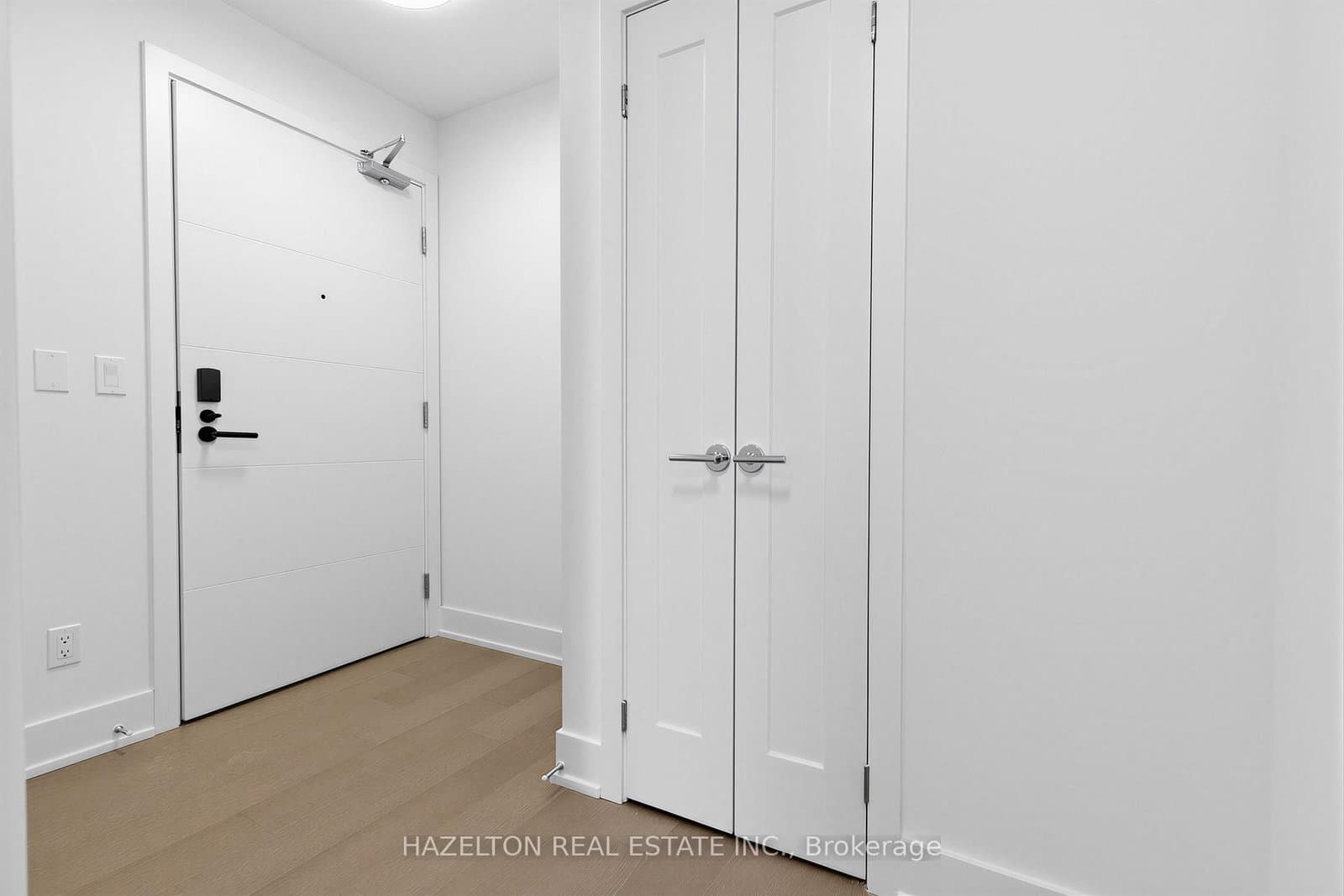 8 Manor Road W, Unit 705 thumbnail 4