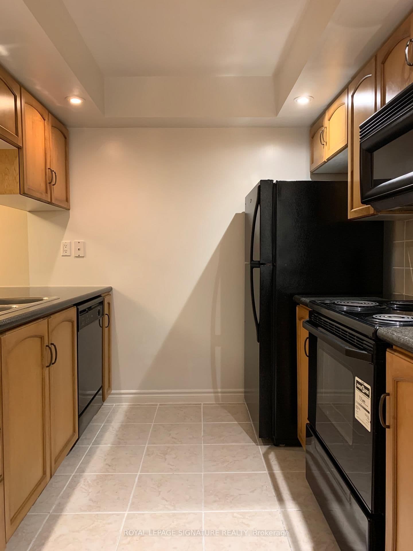 270 Wellington Street W, Unit 313 thumbnail 2
