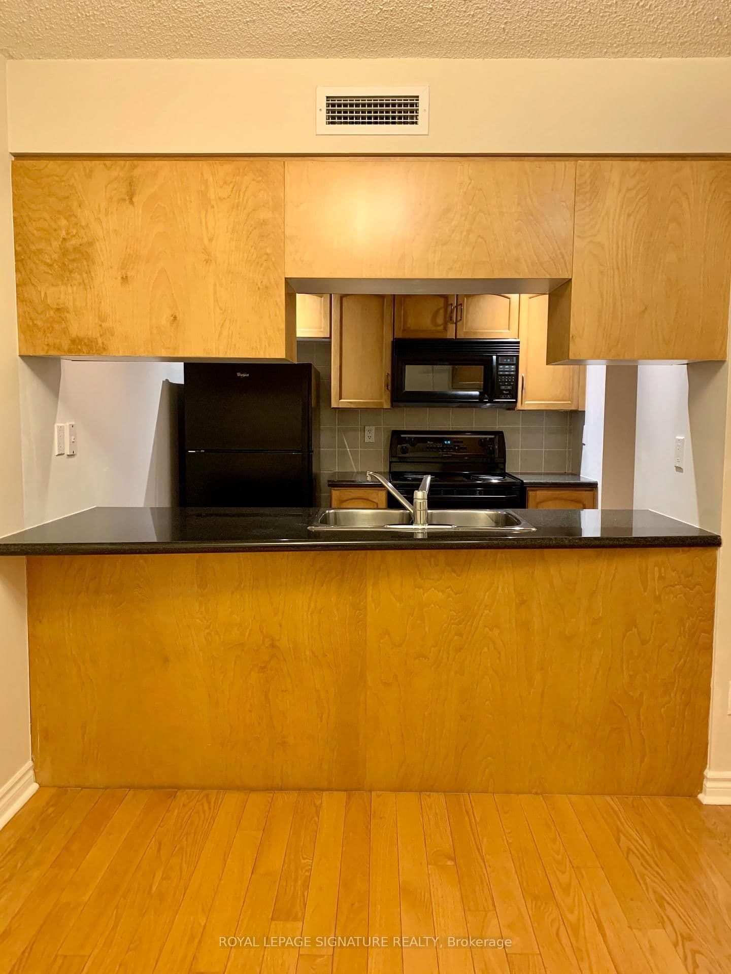 270 Wellington Street W, Unit 313 thumbnail 4