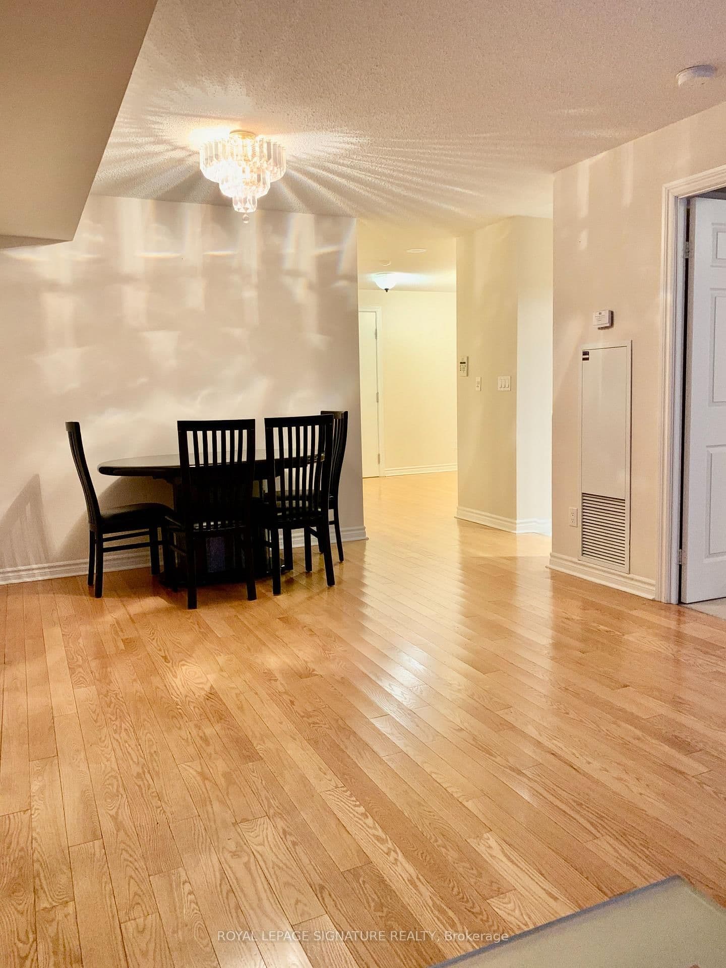 270 Wellington Street W, Unit 313 thumbnail 6