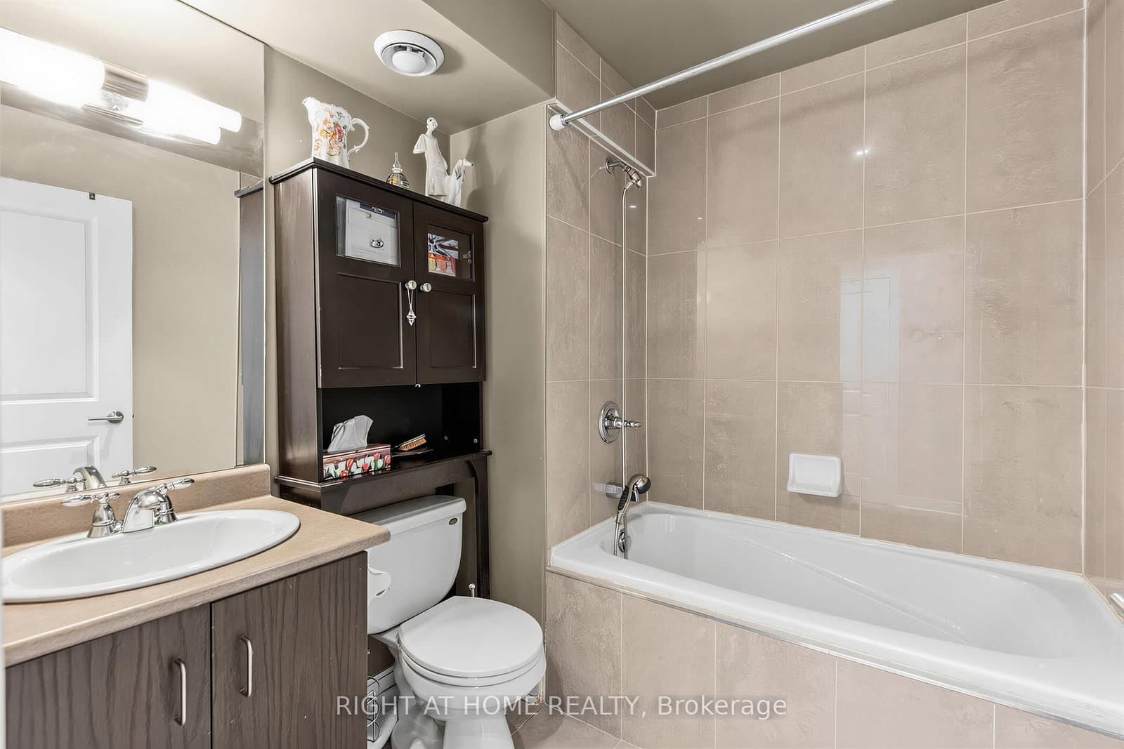 18 Yorkville Avenue, Unit 305 thumbnail 12