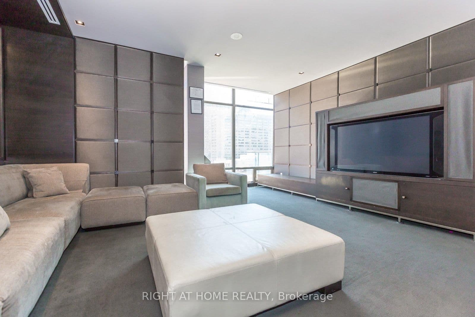18 Yorkville Avenue, Unit 305 thumbnail 19