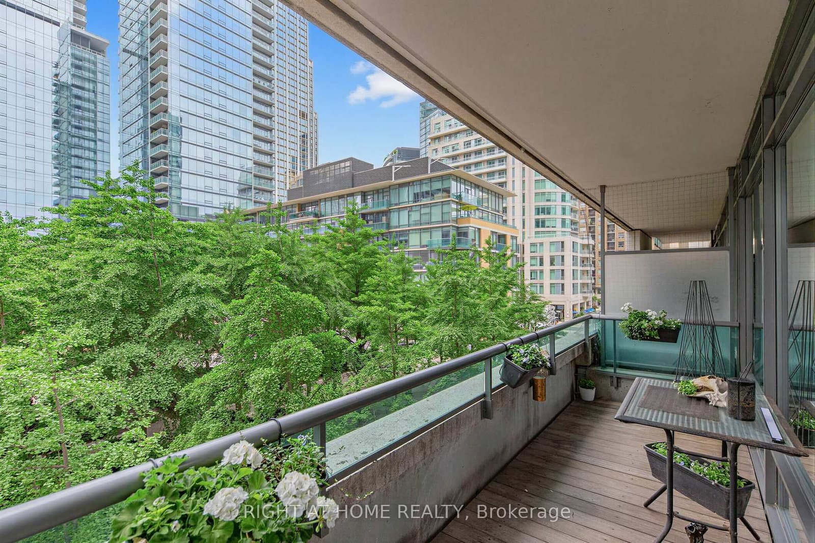 18 Yorkville Avenue, Unit 305 thumbnail 2