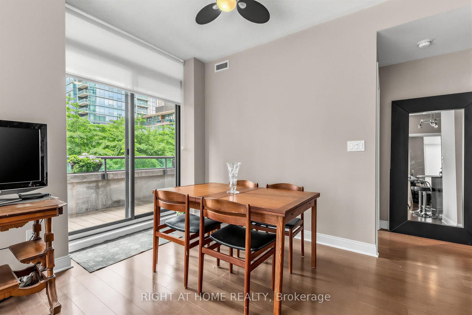 18 Yorkville Avenue, Unit 305 thumbnail 4