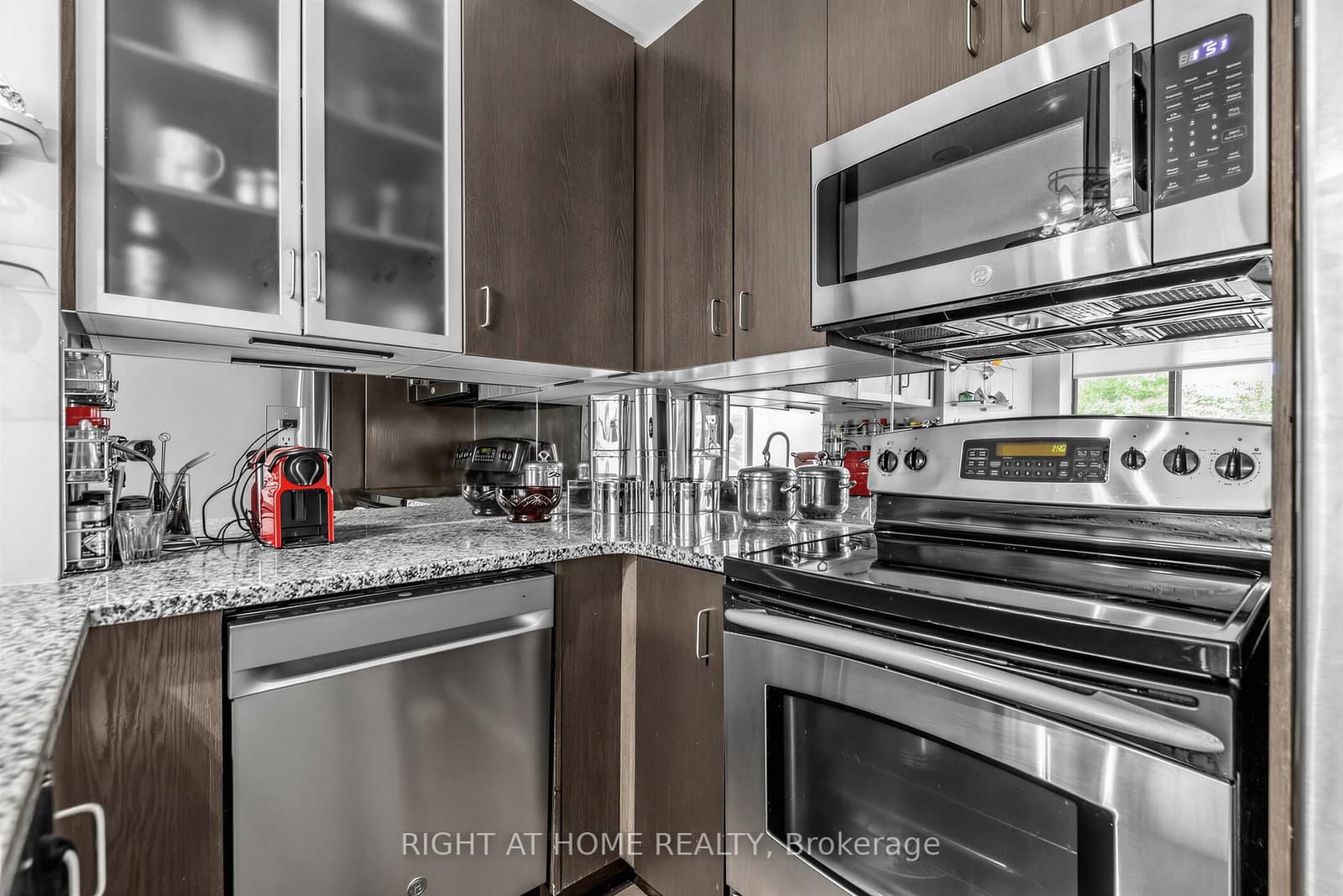 18 Yorkville Avenue, Unit 305 thumbnail 6