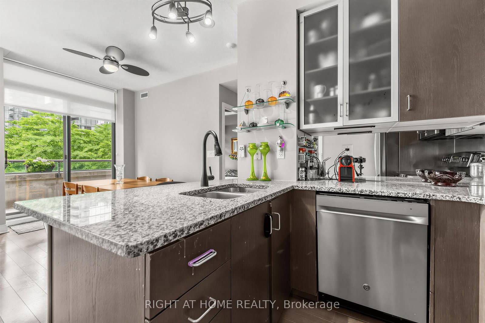 18 Yorkville Avenue, Unit 305 thumbnail 8