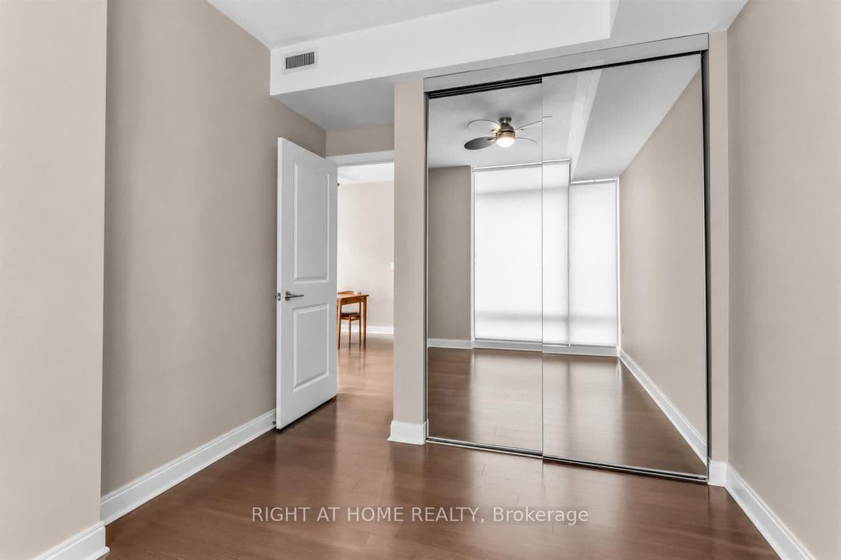 18 Yorkville Avenue, Unit 305 thumbnail 9