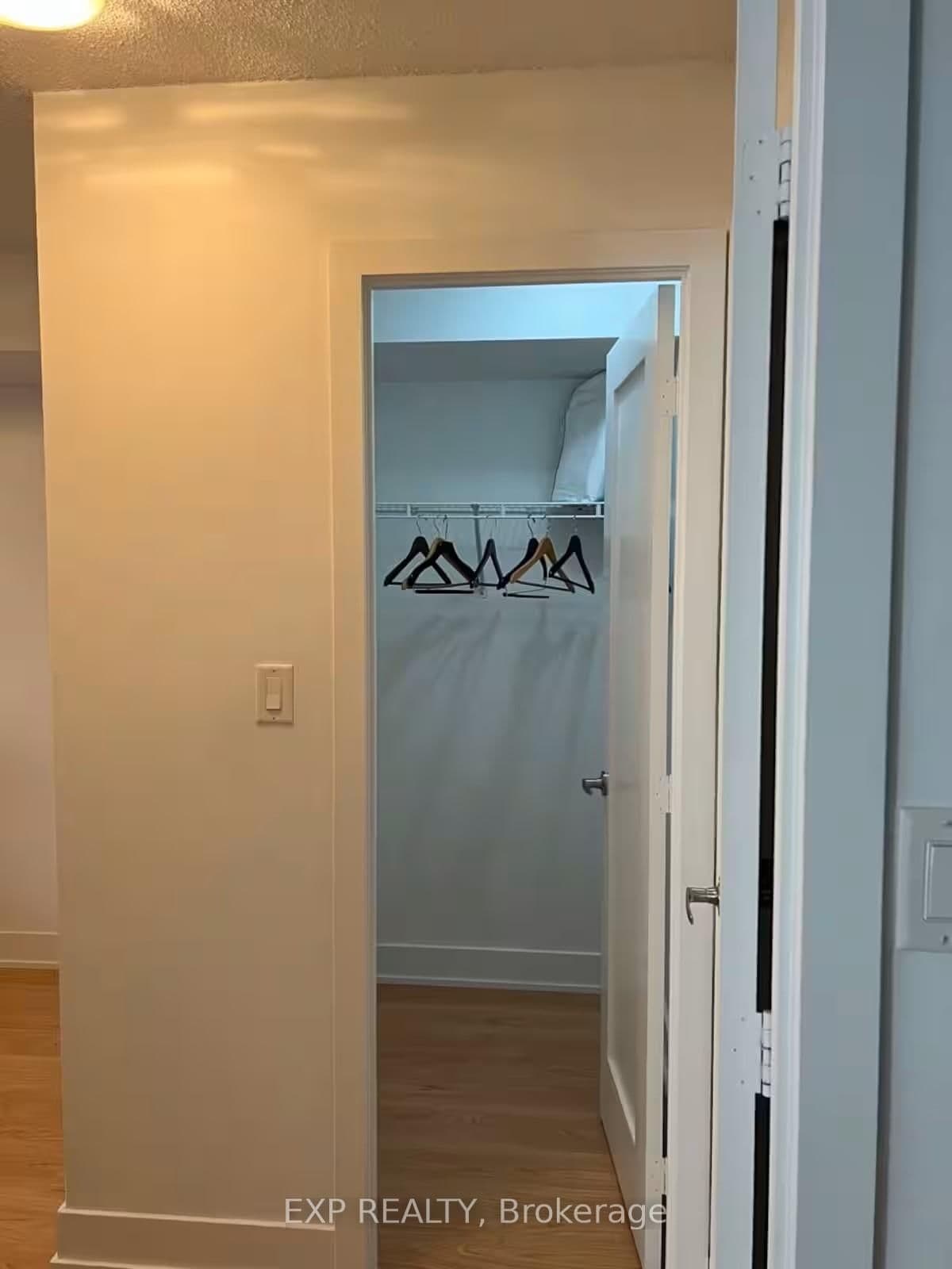 20 Blue Jays Way, Unit 814 thumbnail 13
