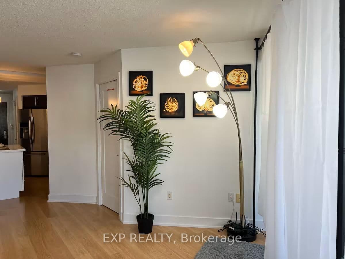 20 Blue Jays Way, Unit 814 thumbnail 7