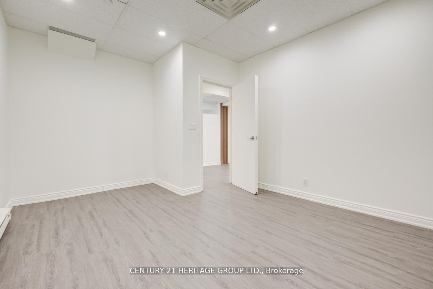 2900 Yonge Street, Unit 101 thumbnail 20