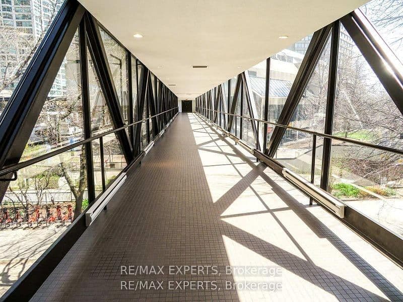 33 Harbour Square, Unit 1013 thumbnail 25