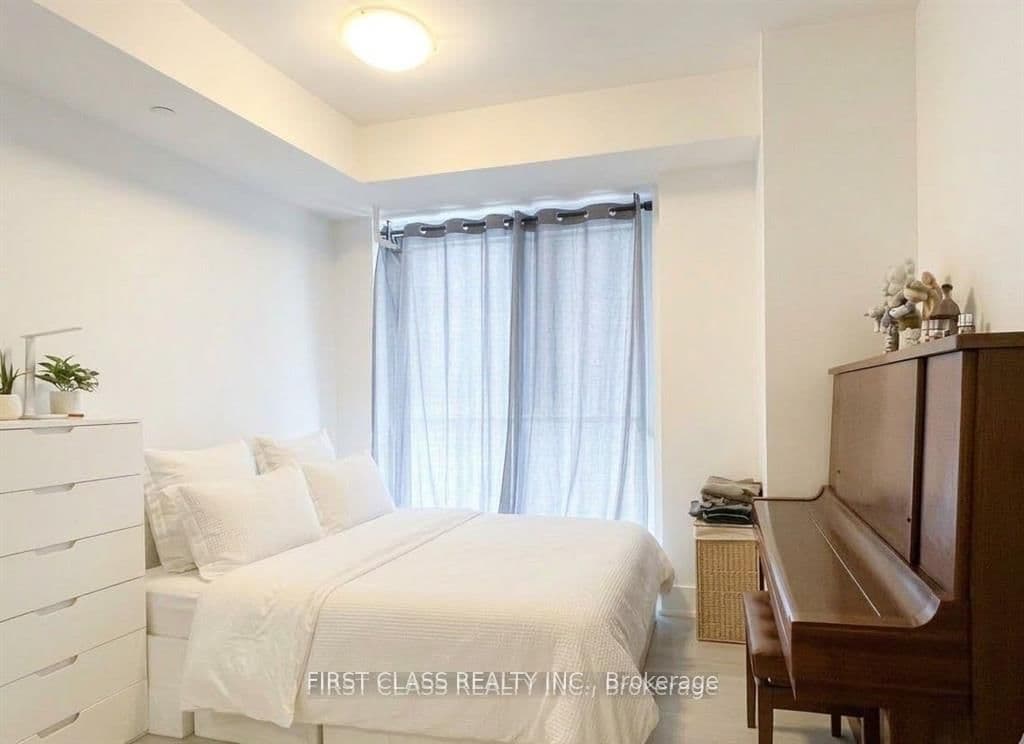 200 Bloor Street W, Unit 1405 thumbnail 4