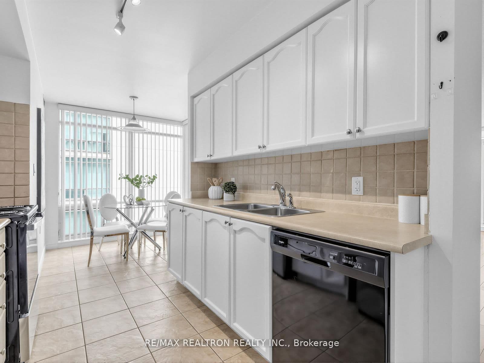 3830 Bathurst Street, Unit 512 thumbnail 3