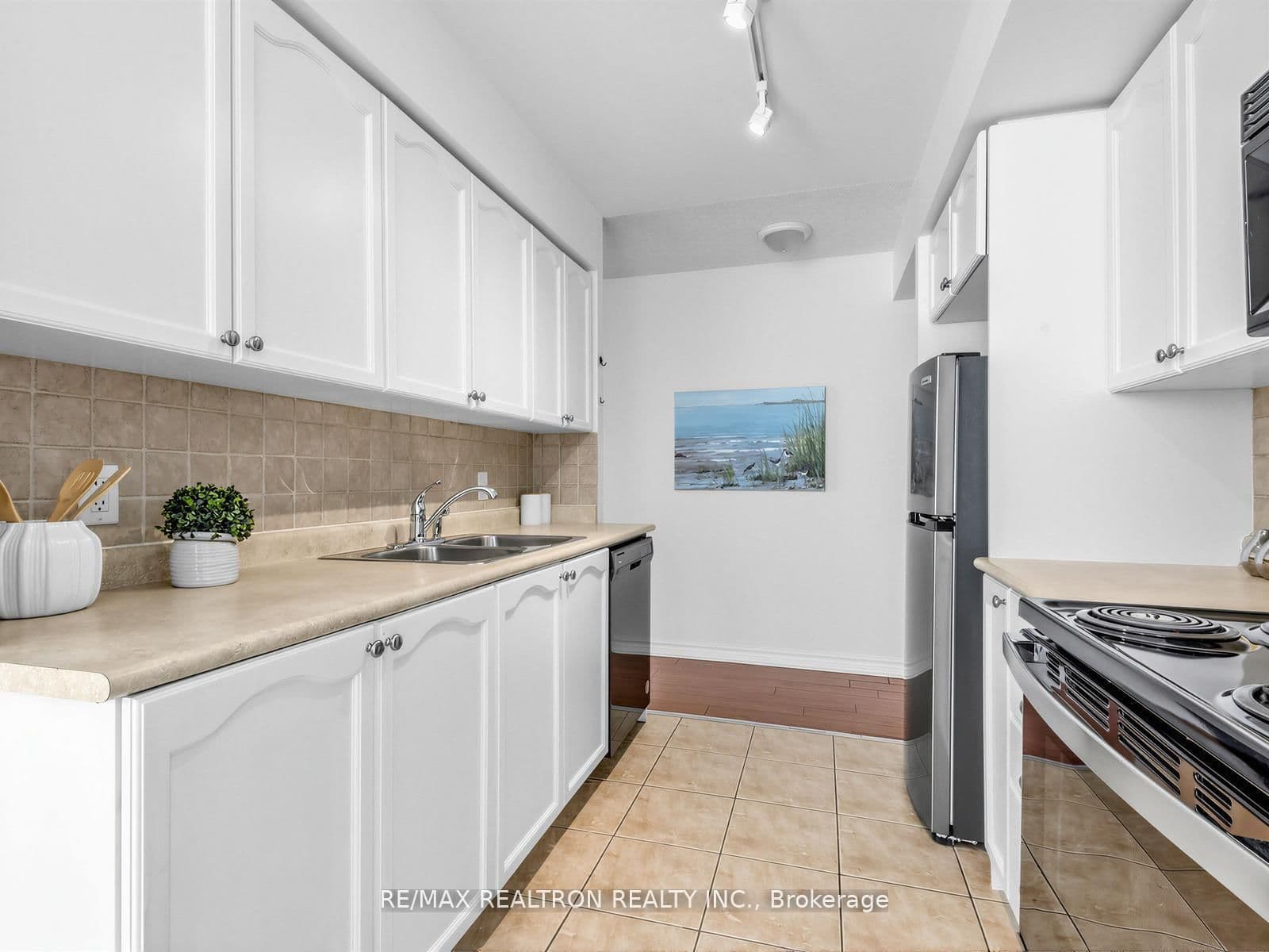 3830 Bathurst Street, Unit 512 thumbnail 6