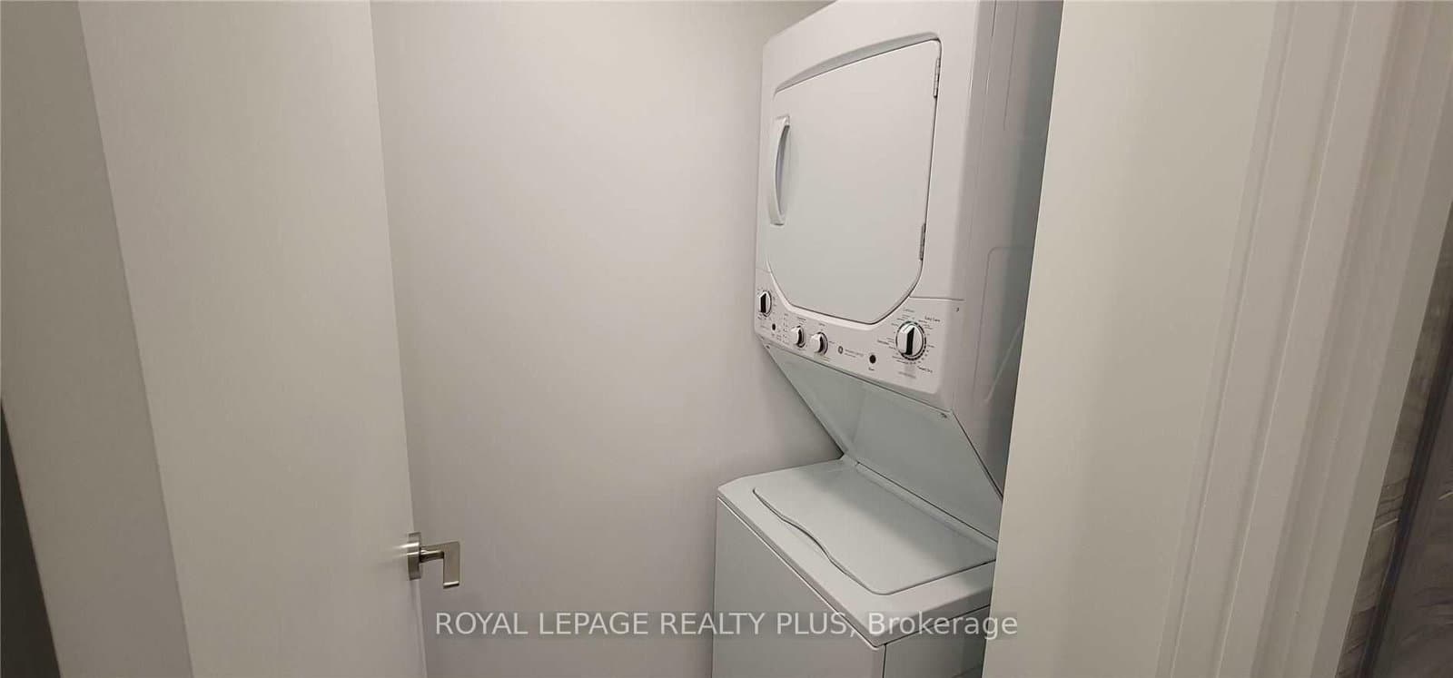 39 Roehampton Avenue E, Unit 1807 thumbnail 3