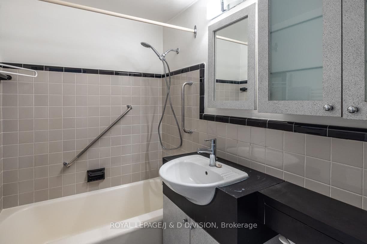 660 W Eglinton Avenue W, Unit 716 thumbnail 14