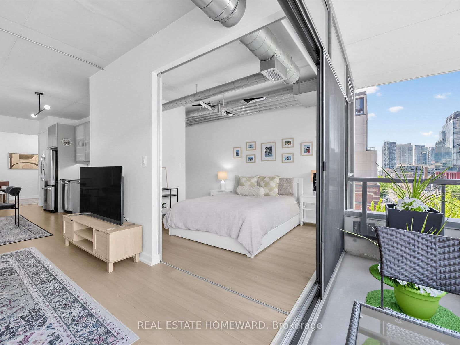 533 Richmond Street W, Unit 706 thumbnail 17