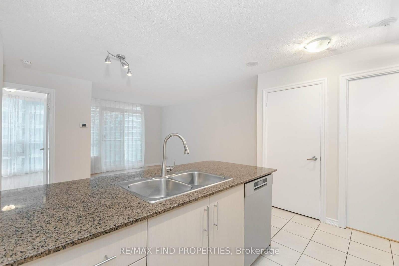 12 Yonge Street, Unit 1505 thumbnail 11