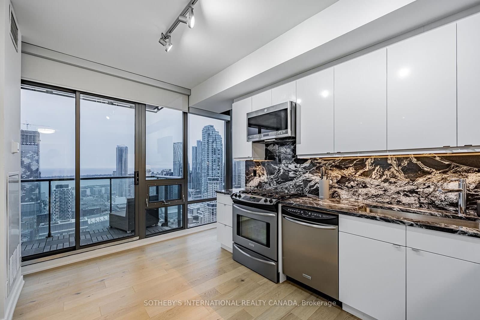 33 Lombard Street, Unit 4301 thumbnail 14