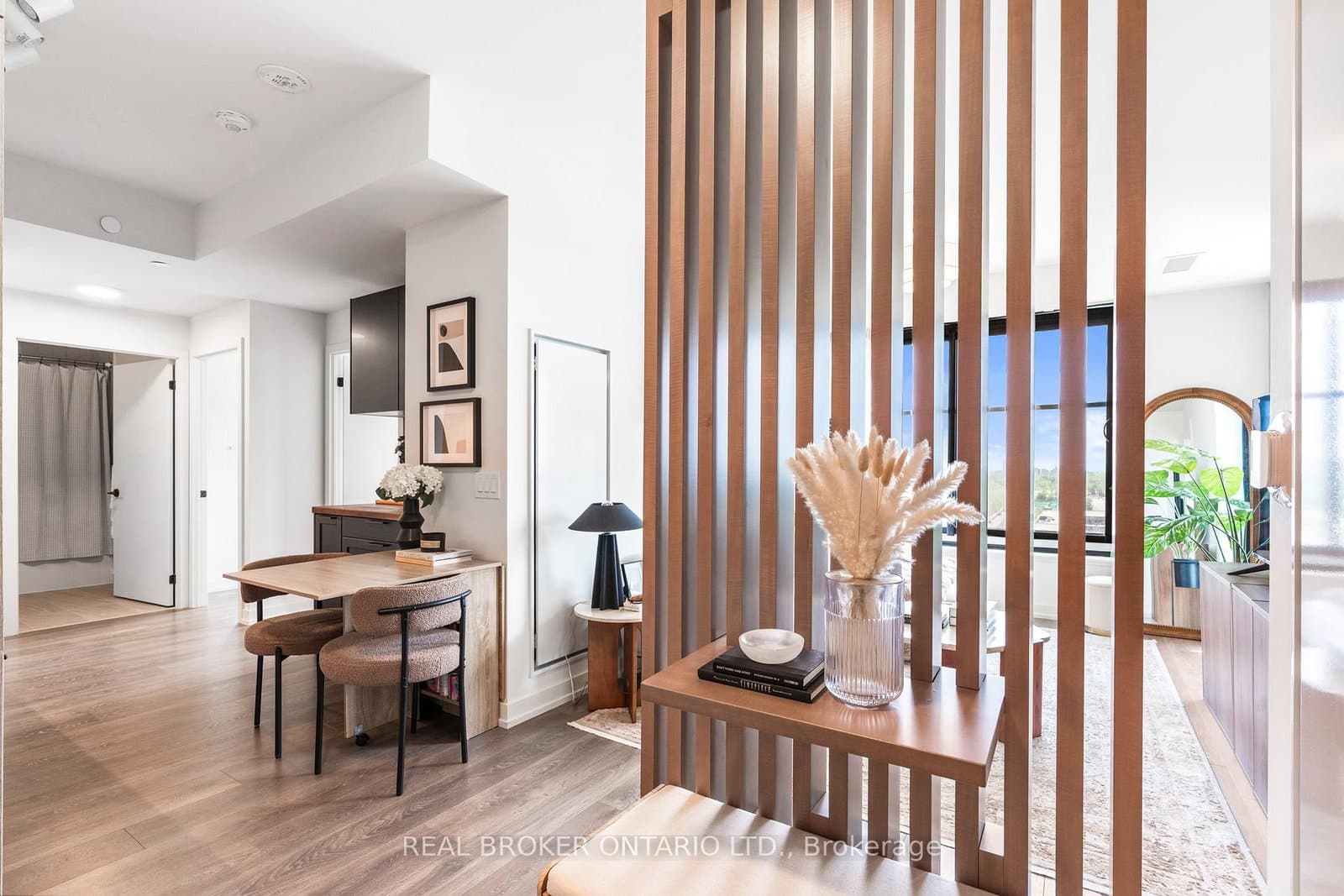 181 Sterling Road, Unit 902 thumbnail 3