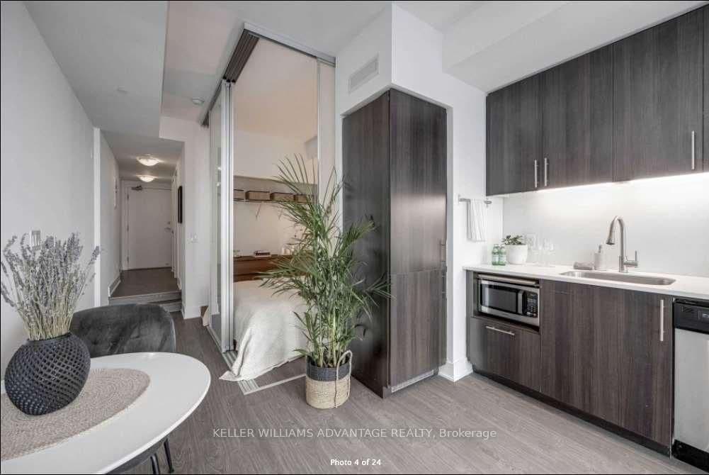 508 Wellington Street W, Unit 505 thumbnail 4