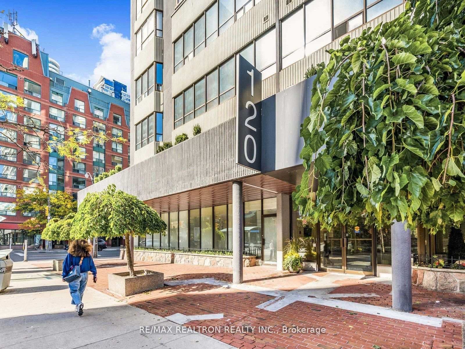 120 Carlton Street, Unit 404 thumbnail 3