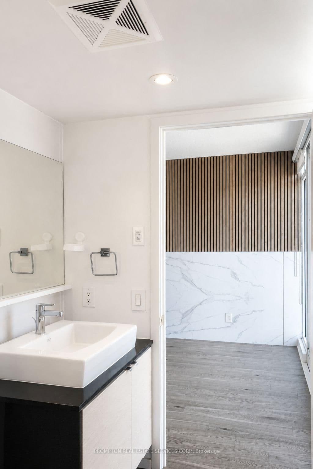 72 Esther Shiner Boulevard, Unit 717 thumbnail 9