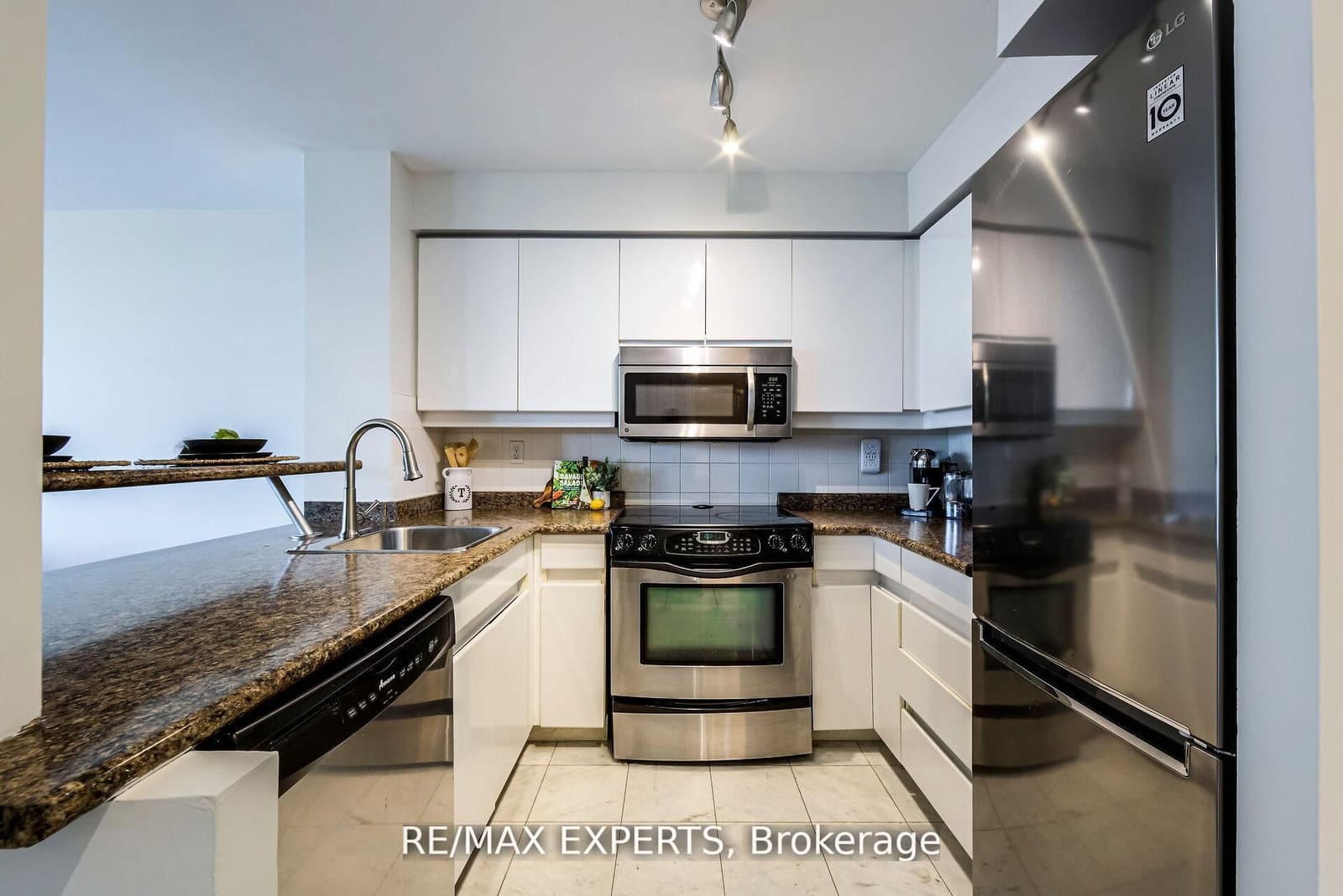 942 Yonge Street, Unit 1006 thumbnail 12