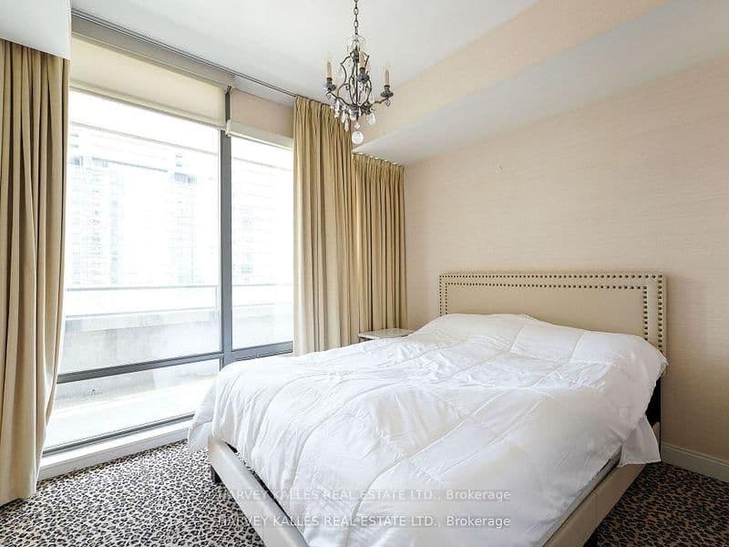 18 Yorkville Avenue, Unit 1305 thumbnail 12