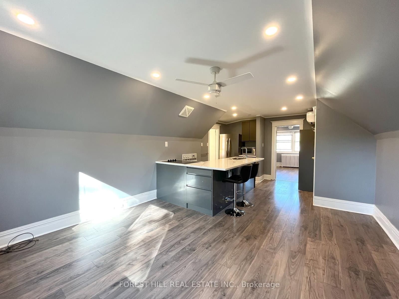 303 Lonsdale Road, Unit 3rd thumbnail 3