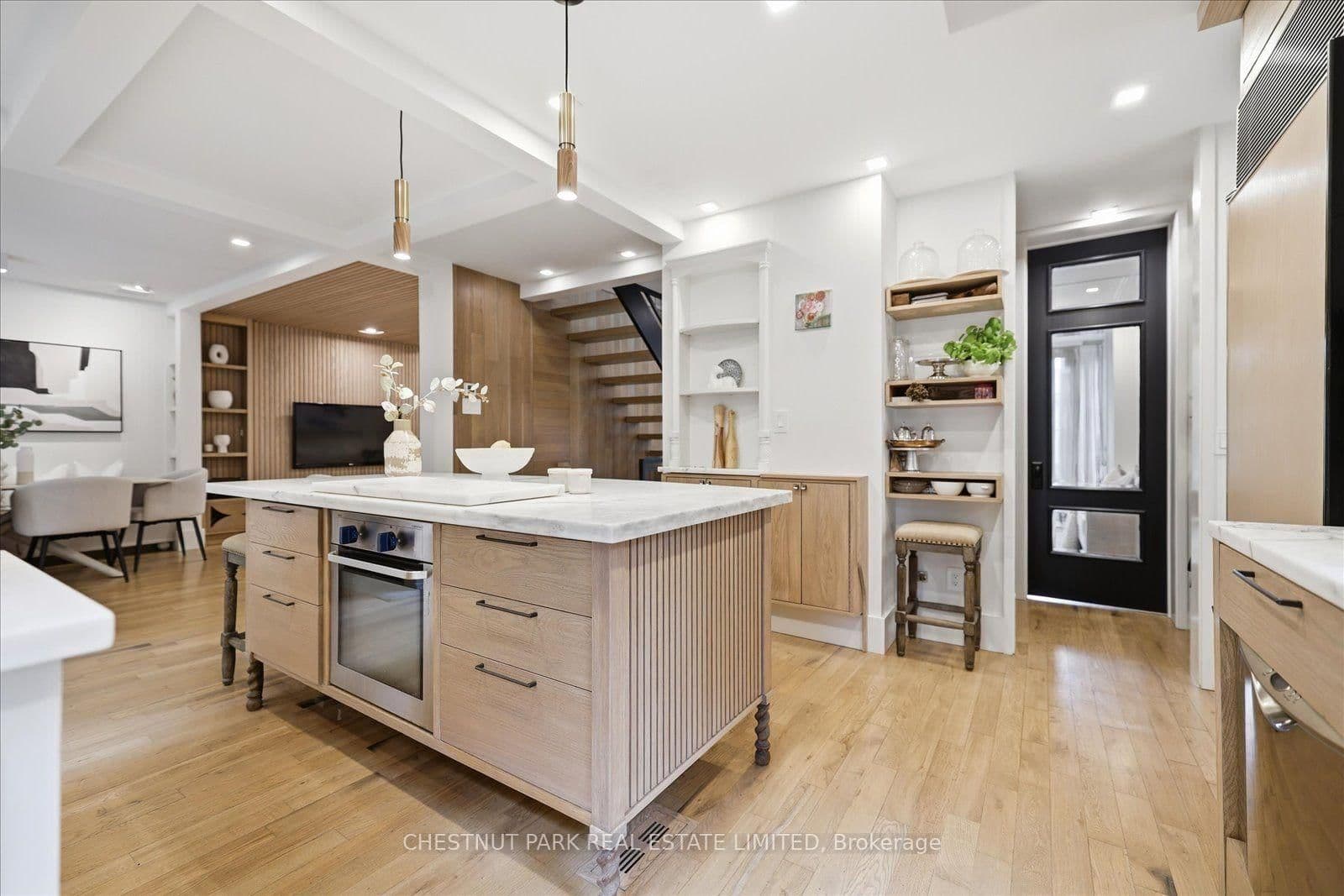 310 Bessborough Drive thumbnail 17