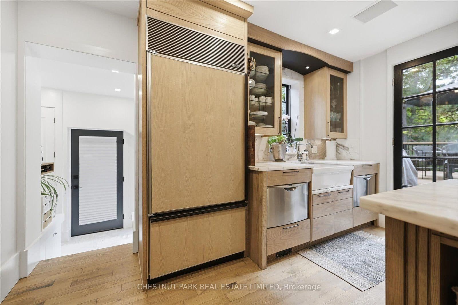 310 Bessborough Drive thumbnail 19