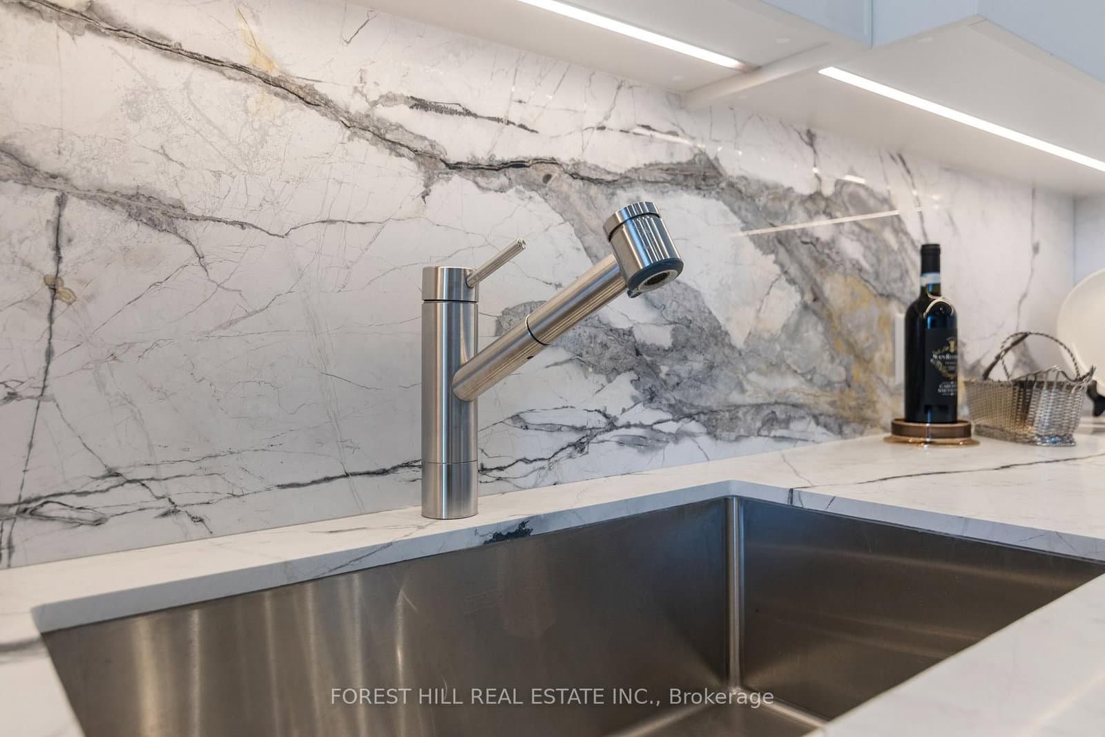 500 Avenue Road, Unit 1401 thumbnail 12